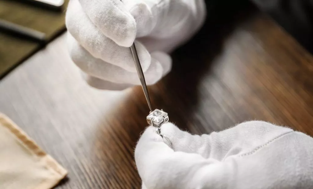 Jewelry cleaning and polishing 1024x620 1 - تعمیرات جواهر و قیمت تعمیرات جواهر چقدر است؟